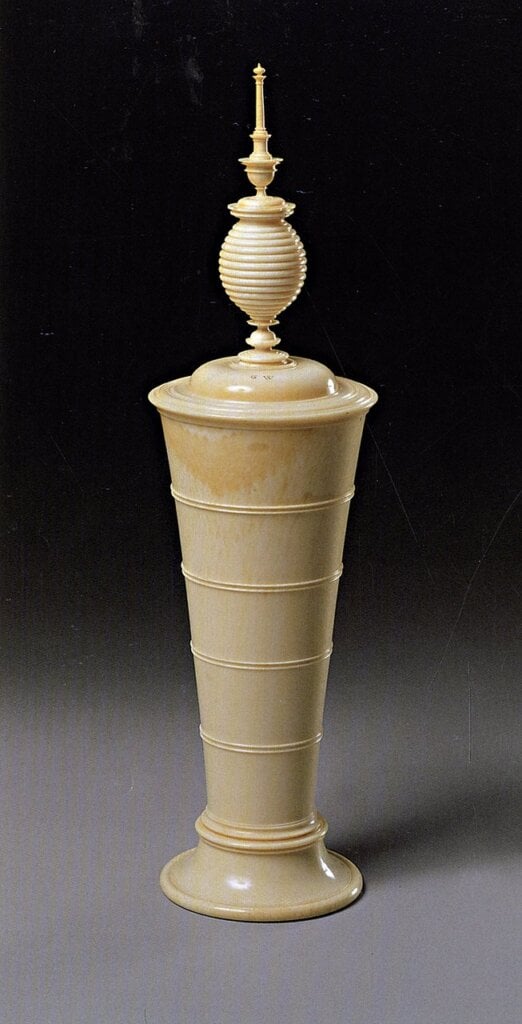 薩克森宮廷鏇匠Georg Wecker的作品，1587年。德國德勒斯登國家藝術博物館藏。類似的作品曾作為外交禮物送給在布拉格的神聖羅馬帝國皇帝魯道夫二世。