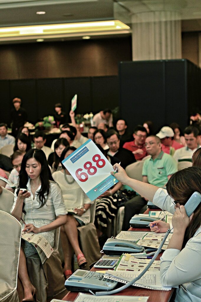 編號308顧景舟〈僧帽壺〉，寬15.4公分、高10公分。