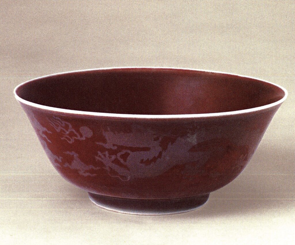 明宣德紅釉描金龍紋碗，北京故宮博物院藏。