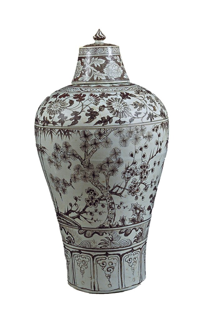 明正統〈釉裡紅歲寒三友紋梅瓶〉，南京博物院藏。©Nanjing Museum / Nomad Exhibitions。