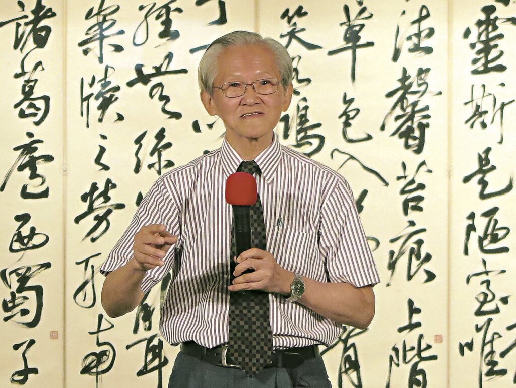 傅申立於書作前感性致詞。
