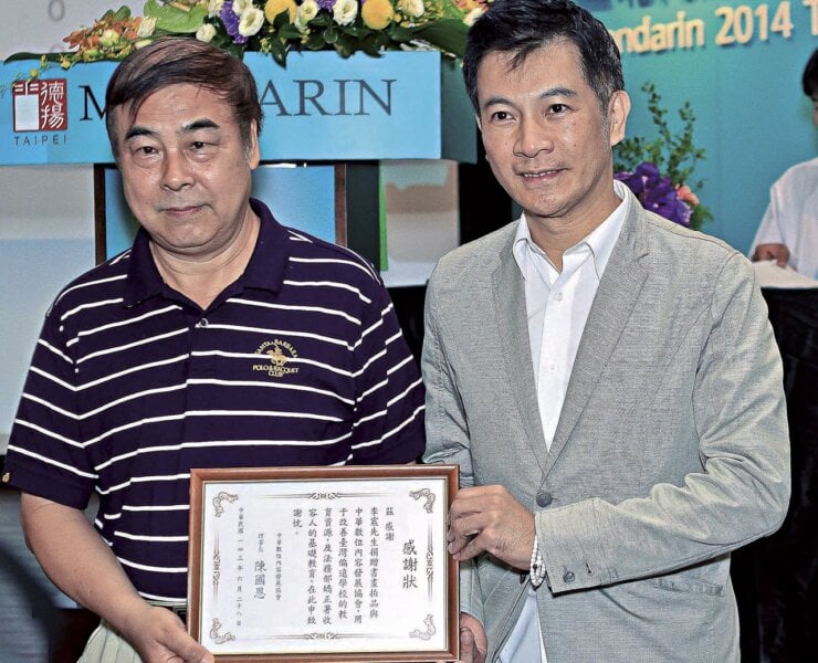 慈善義拍專場全數成交，圓滿落槌，畫家李震接受感謝狀的一刻。右為門德揚創辦人陳國恩。