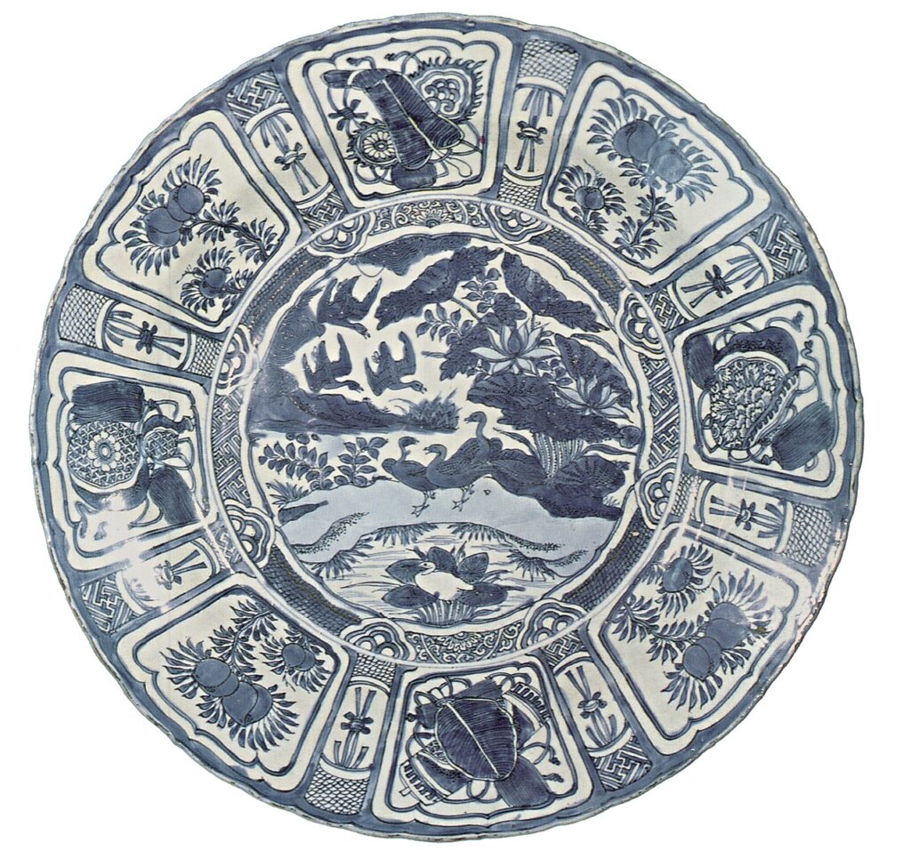 中國景德鎮約1610～1630年〈青花開光蓮池水禽紋盤〉，高9.6公分，徑53.2公分，新加坡國立博物館藏。