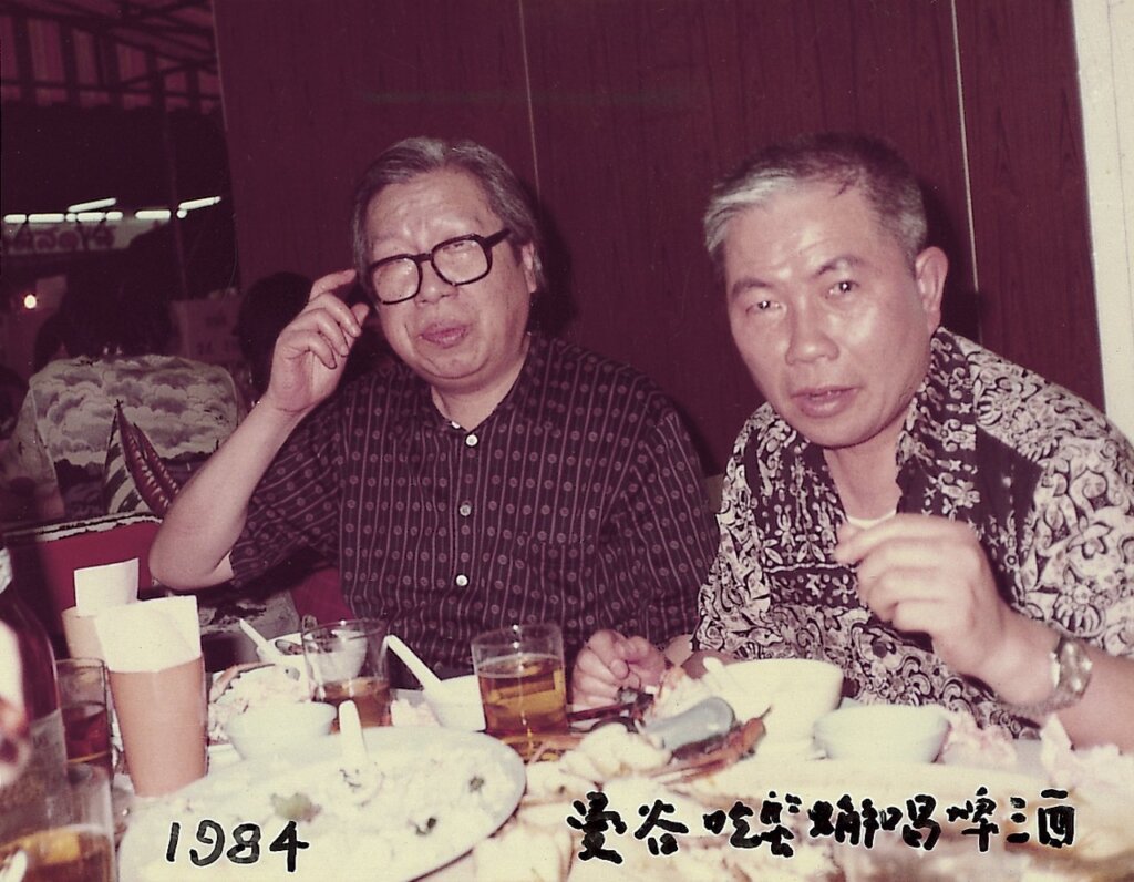 1984年，張允中和黃天才在泰國曼谷吃螃蟹喝生啤酒。