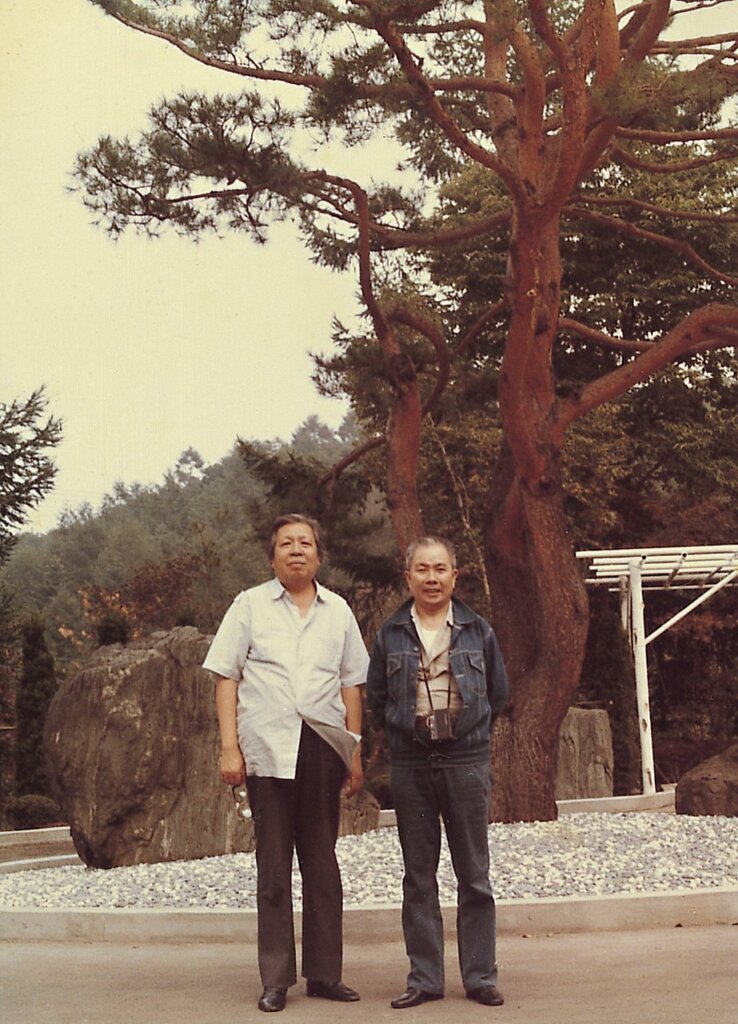 1980年代，張允中、黃天才在日本合影。