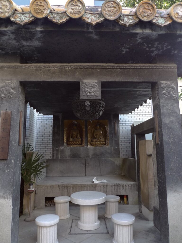 藤井有鄰館入口院落。