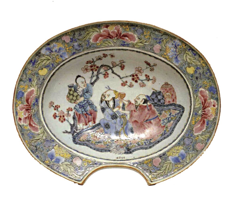 中國景德鎮約1700～1720年〈青花五彩剃鬚碗〉，高5.1公分，寬22.4公分，長26.3公分，比利時布魯塞爾皇家藝術歷史博物館藏。