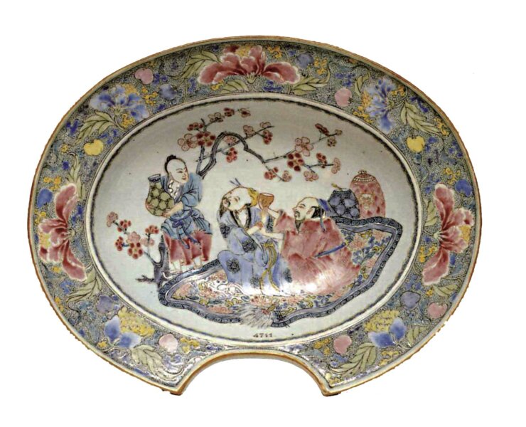 中國景德鎮約1700～1720年〈青花五彩剃鬚碗〉，高5.1公分，寬22.4公分，長26.3公分，比利時布魯塞爾皇家藝術歷史博物館藏。