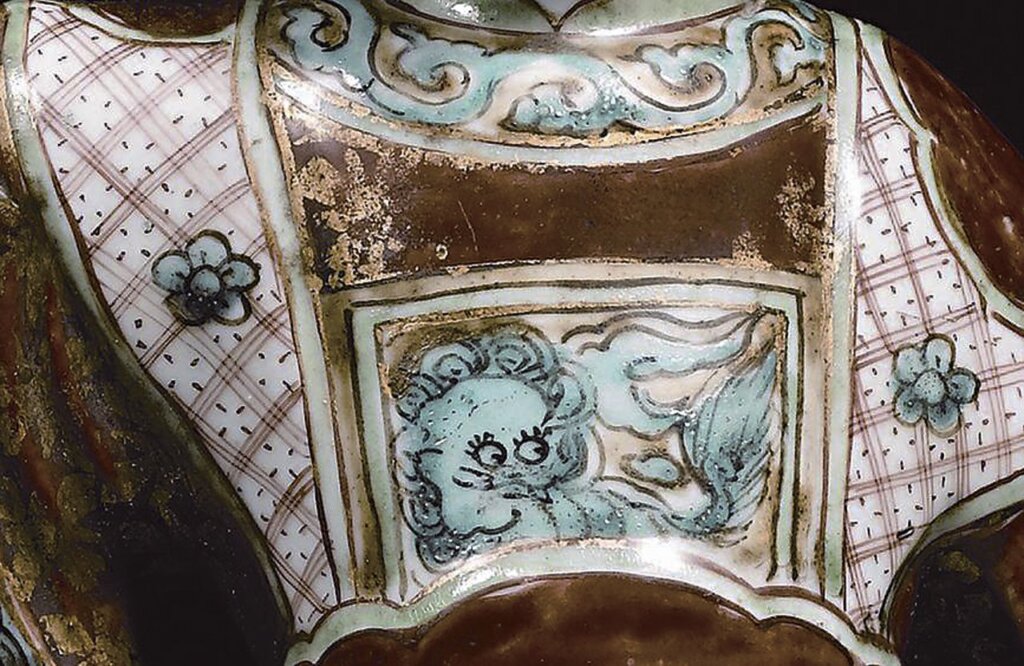 中國明代晚期〈五彩仕女執壺〉，高30公分。©Image courtesy of Sotheby's。