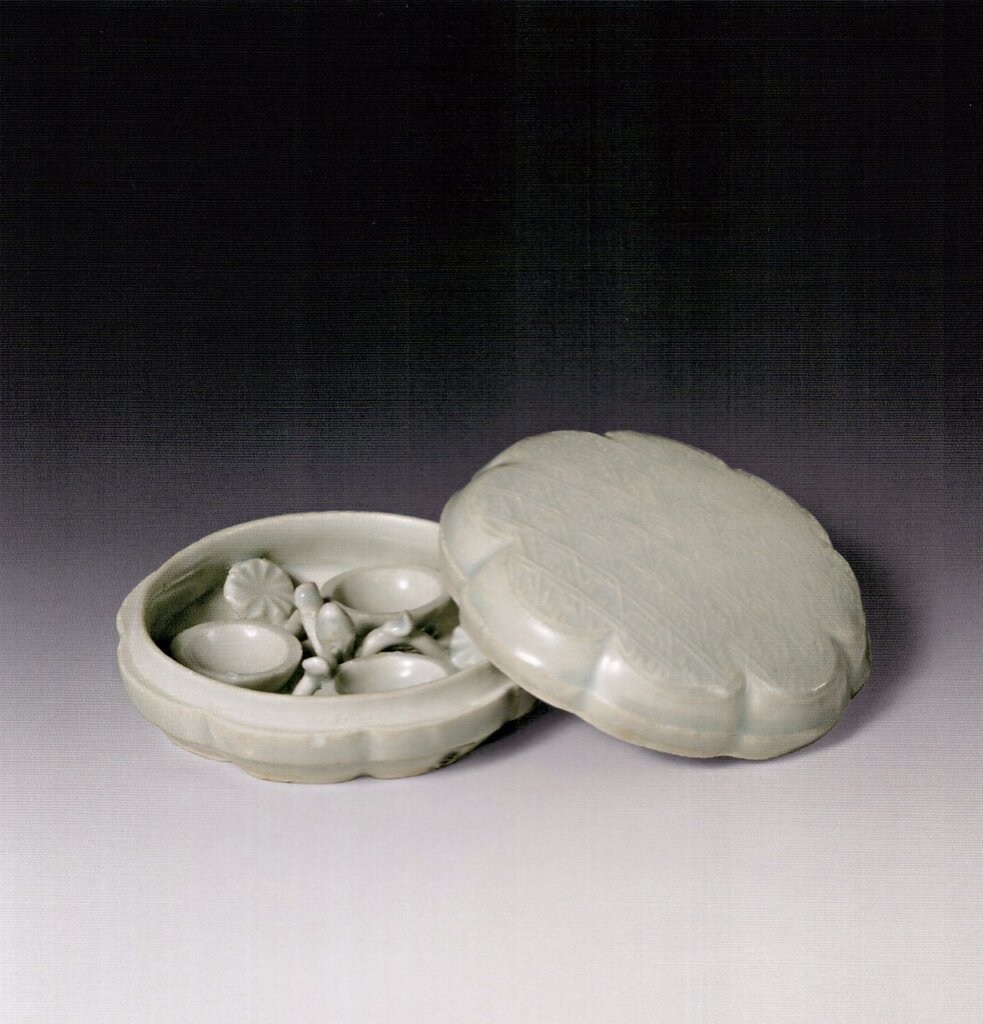 中國景德鎮北宋〈青白瓷粉盒〉，徑9公分，私人收藏。Monique Crick《Chinese Trade Ceramics for South-East Asia》，pl.73。