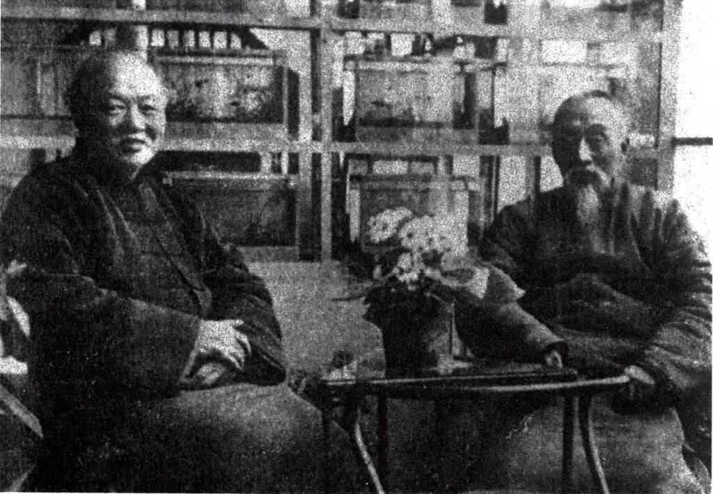 1924年，粥會創始人丁福保與吳稚暉（左）相見歡合影。（取自《粥賢畫葉－中華粥會名賢追懷錄別冊》）