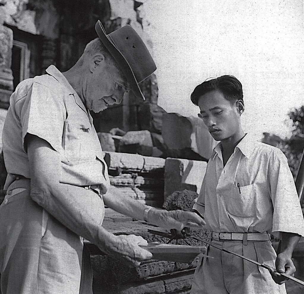 1952年瑪夏(左)攝於女神廟前。©EFEO。