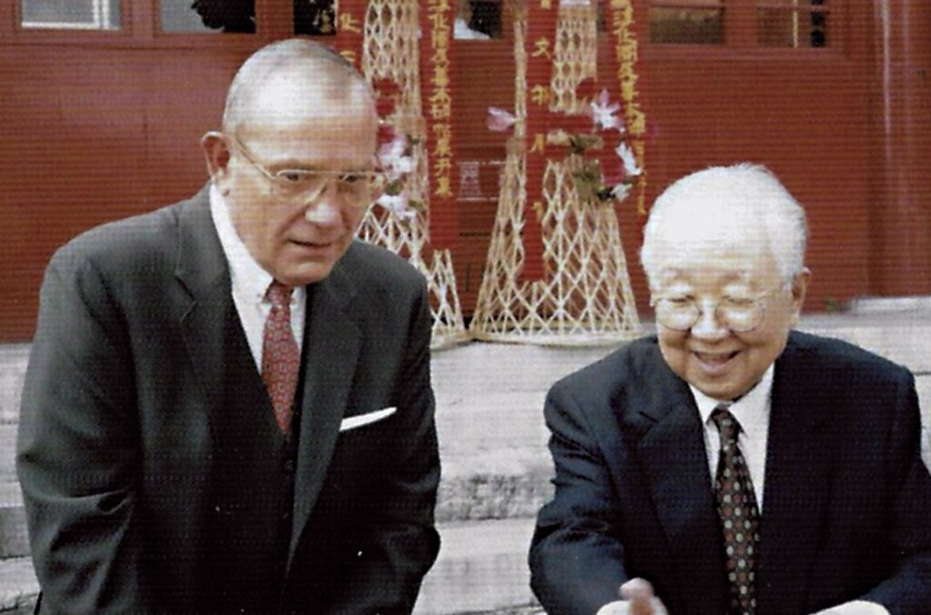 安思遠與啟功（右）。
