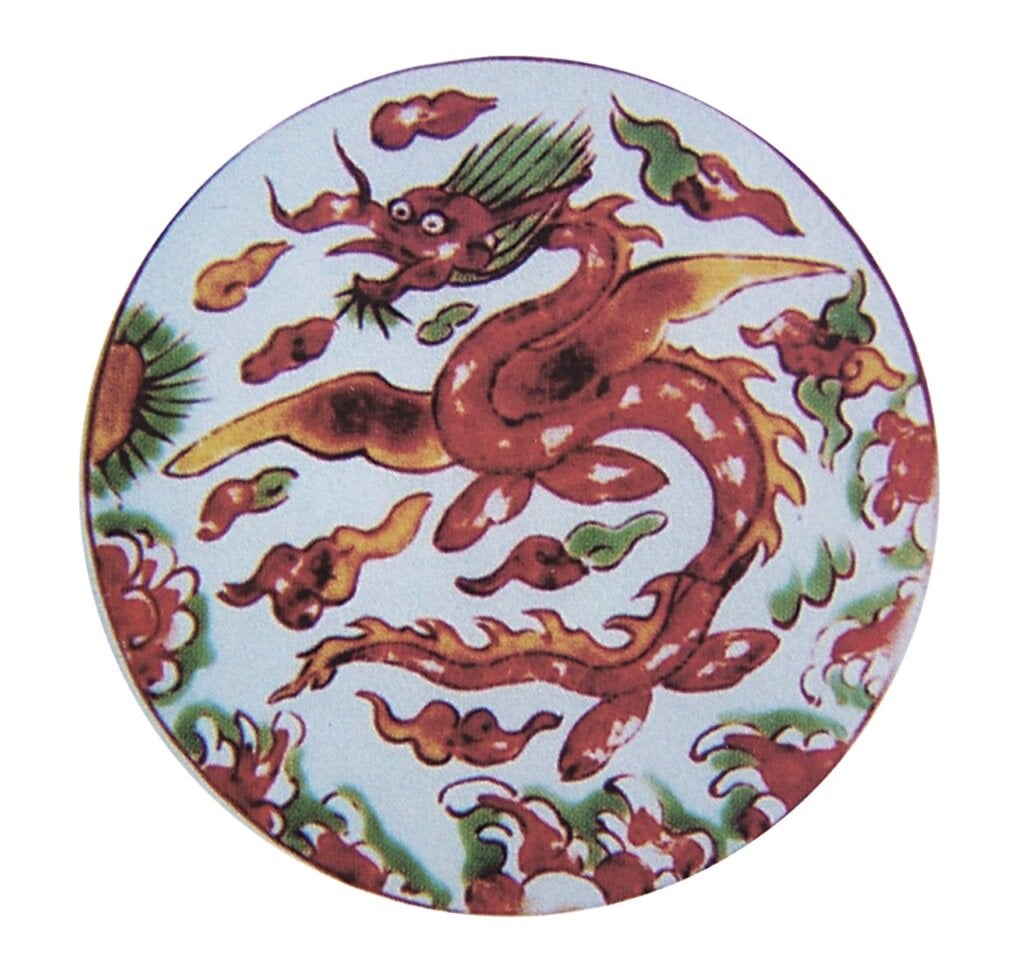 清乾隆款〈礬紅翼龍紋高足蓋碗〉局部，瀋陽故宮藏。