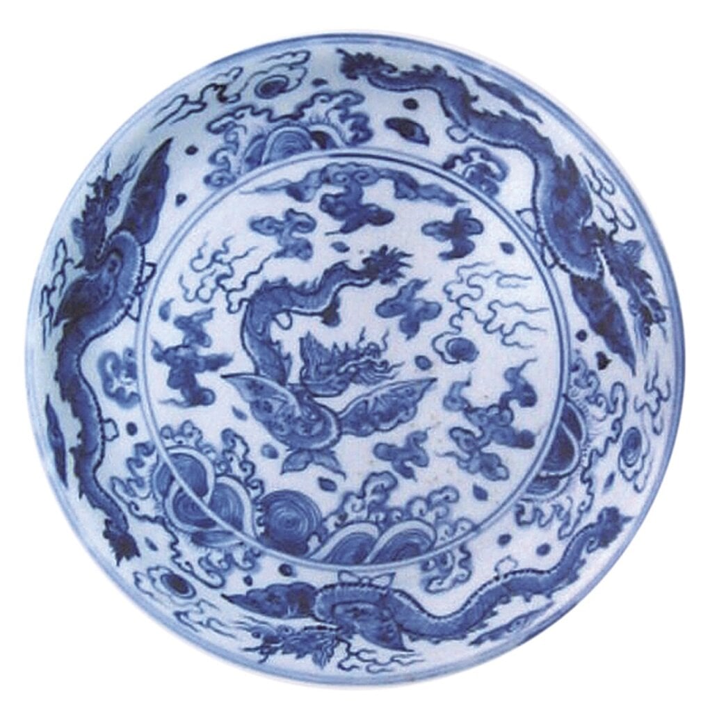 明、清官窯瓷器上典型的海水異獸紋。上部為海龍造型，瀋陽故宮藏。
