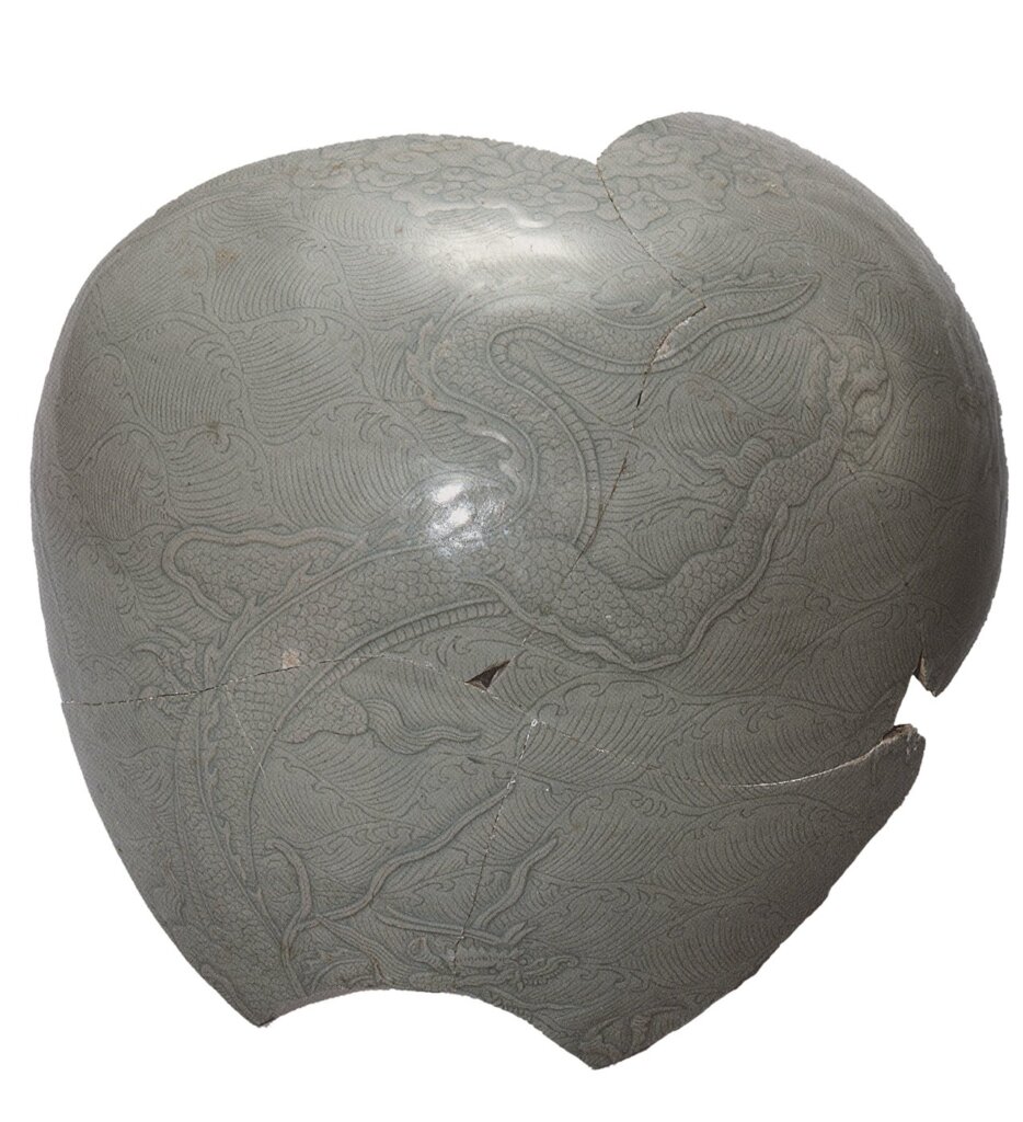 高麗〈青瓷龍紋梅瓶殘片〉，全羅南道康津郡沙堂里出土。摘自국립중앙박물관편《고려왕실의 도자기：미술관테마전》，서울시：국립중앙박물관，2008。
