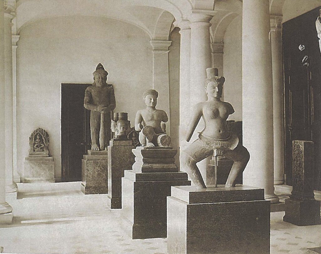 德拉波特蒐藏的高棉文物於貢比涅城堡展出。採自Baptiste,2014,p.133。