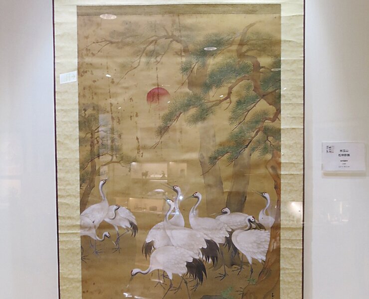 本次展出多幅日治時期林玉山畫作，為其最大特色。如本幅為1940年所作〈松林群鶴〉，絹本彩墨。