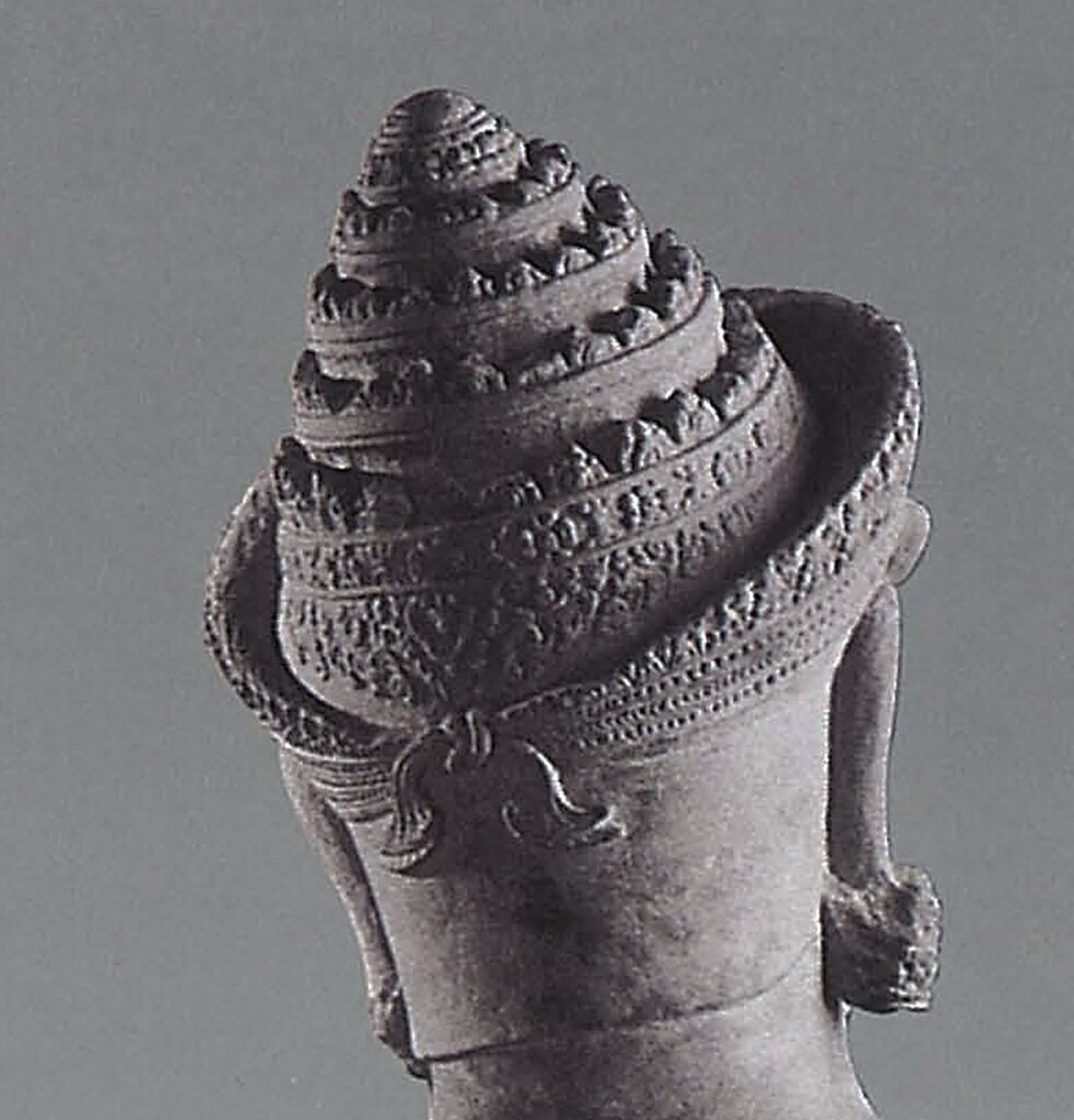 科克風格震廟，怖軍頭像背面局部。引自Bunker, Emma C., Latchford, Douglas《Adoration and Glory：The Golden Age of Khmer Art》，2004，p.151。