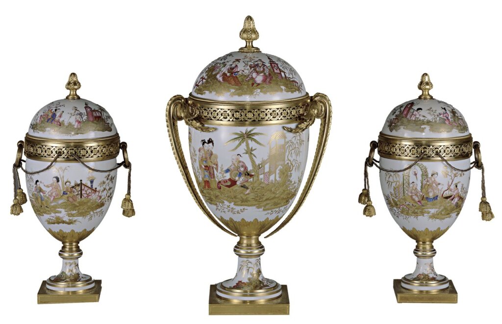 一組三件式〈蛋型瓷製飾瓶〉，瓶身主體由 Louis-François Léoct（活躍於1763～1765及1772～1802）設計，金屬部分傳由Jean-Claude-Thomas Chambellan Duplessis（1730～1783）裝飾，色佛爾皇家瓷廠製作。