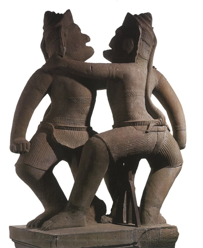 震廟東塔門二猴王格鬥(Sugriva and Valin fighting),287公分,金邊國立博物館藏,引自Jessup, Helen Ibbitson., Zephir, Thierry《Angkor et dix siècles d'art Khmer》,1997,p.188。