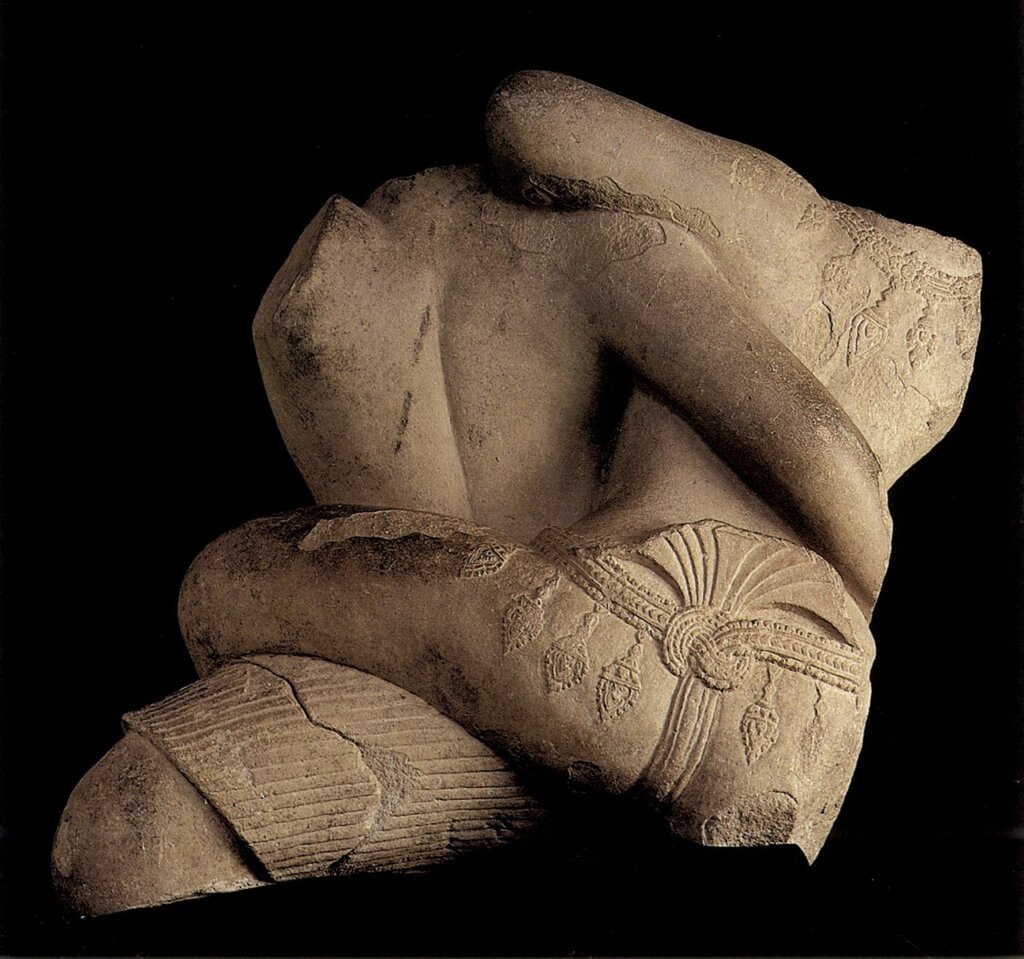 大廟第二進西塔門，摔跤手，金邊國立博物館藏。引自Jessup, Helen Ibbitson., Choulean, Ang《Masterpieces of the National Museum of Cambodia：An Introduction to the Collection》，2006，p.57。