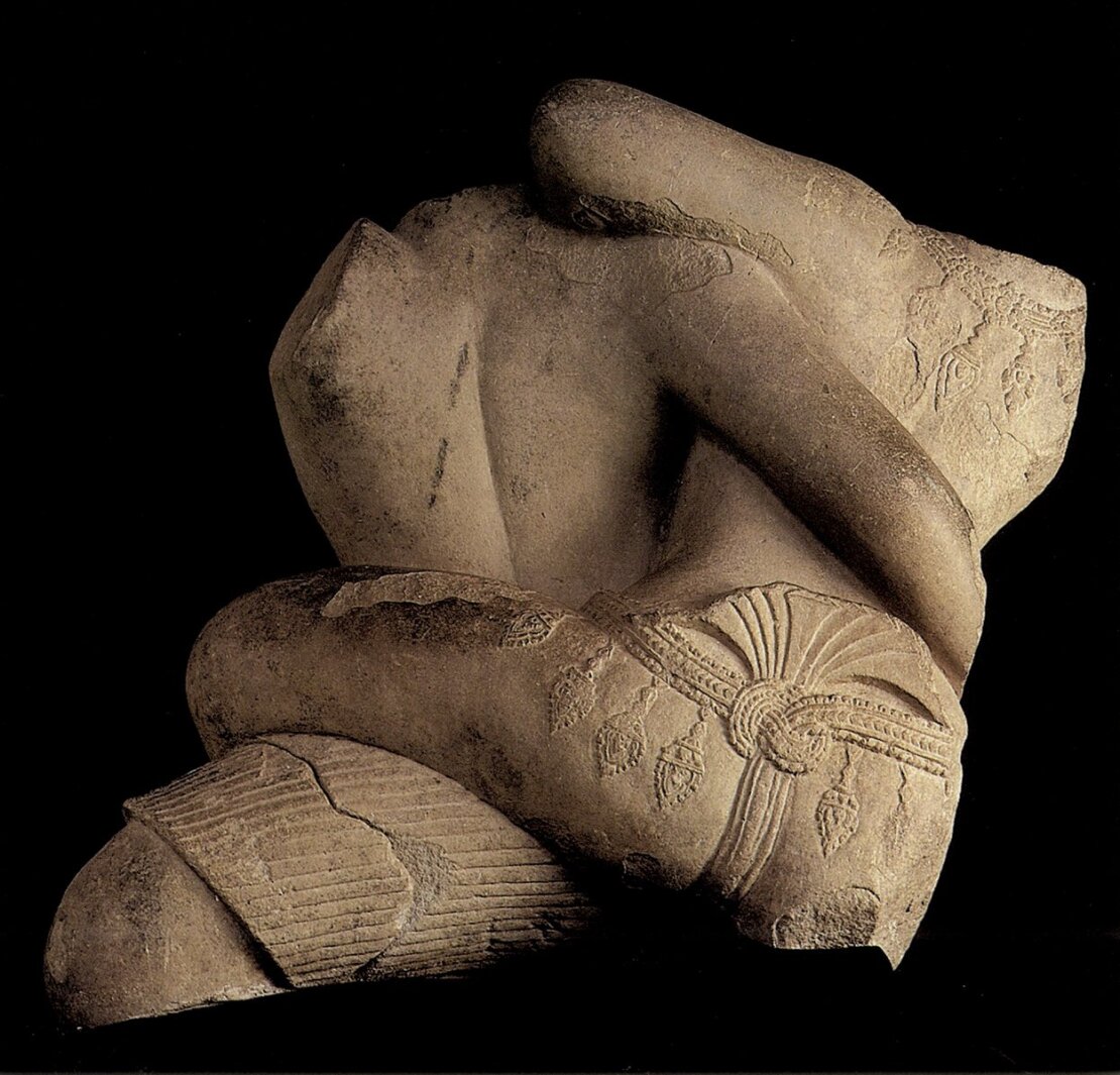 大廟第二進西塔門,摔跤手,金邊國立博物館藏。引自Jessup, Helen Ibbitson., Choulean, Ang《Masterpieces of the National Museum of Cambodia:An Introduction to the Collection》,2006,p.57。