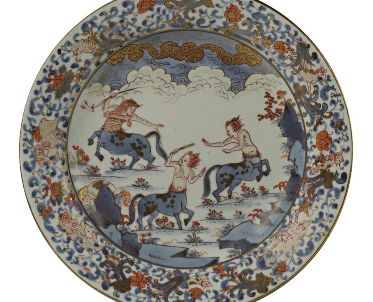 〈色繪半人馬紋皿〉 日本江戶時代，1700～1739年，有田窯 寬25.6公分 日本大阪市立東洋陶磁美術館藏
