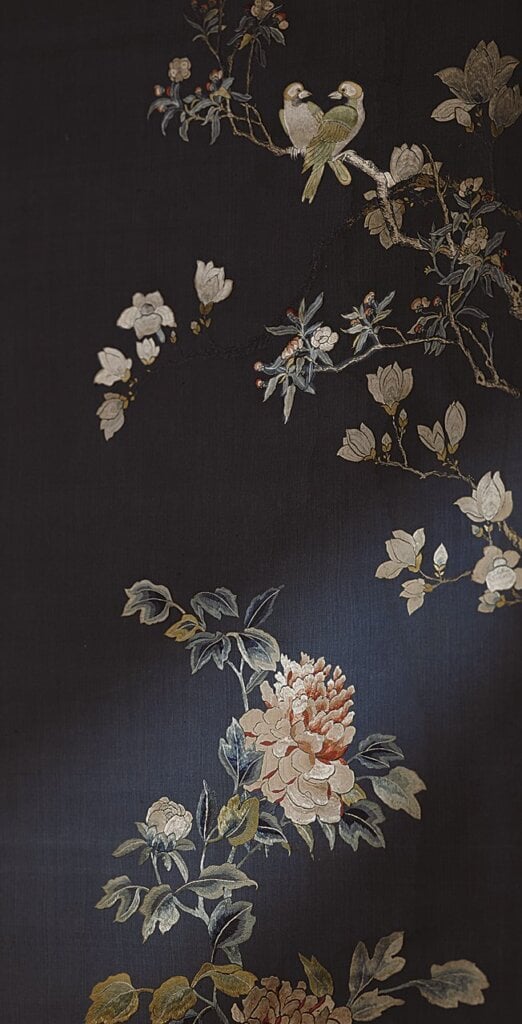 清同治〈藍色緞繡花鳥掛軸二件〉,218×58公分。圖為局部。