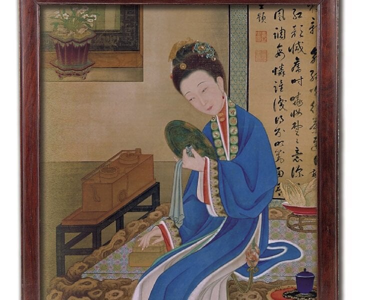 雍正〈十二美人圖．裘裝對鏡〉，美人手持銅鏡自賞，其身後露出屏風一角，上有書法作品。經美術合成設計，原為畫軸。
