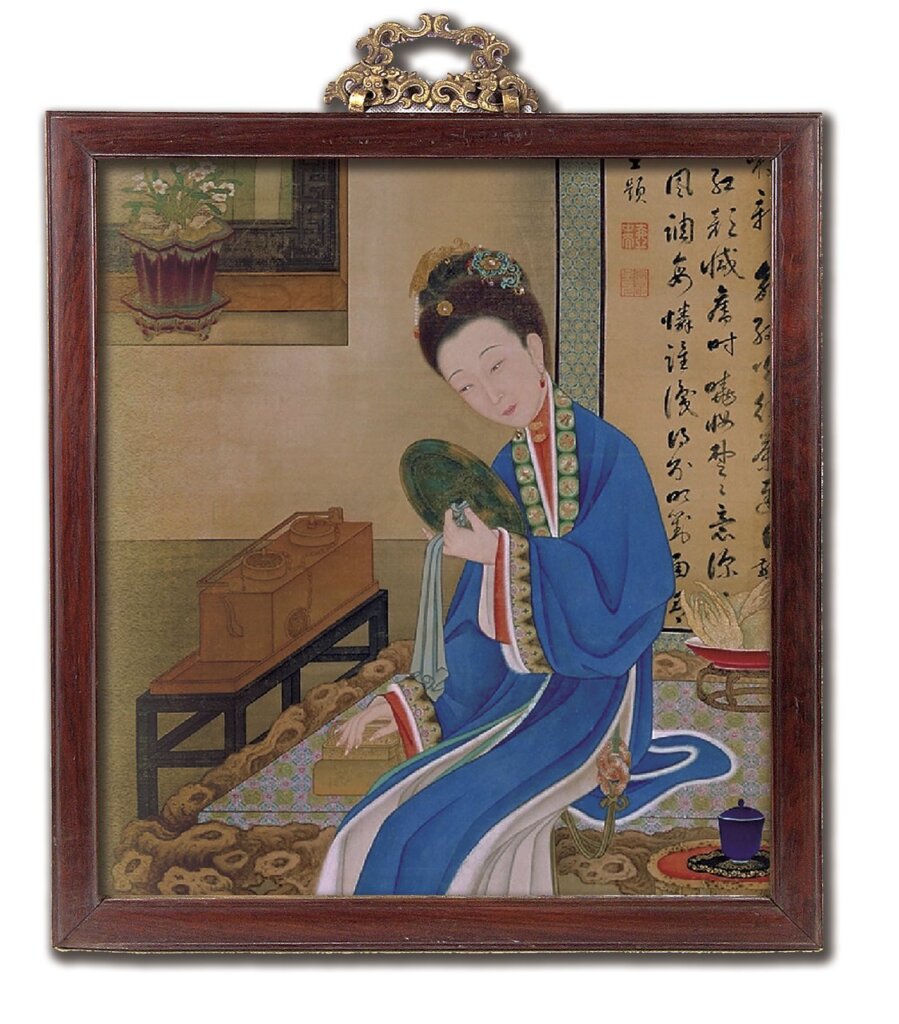 雍正〈十二美人圖．裘裝對鏡〉，美人手持銅鏡自賞，其身後露出屏風一角，上有書法作品。經美術合成設計，原為畫軸。