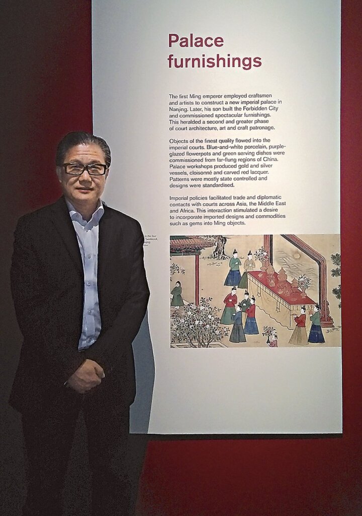 大英博物館「明：皇朝盛世五十年」展場，解說之插圖為〈四季賞玩圖〉第二段場景：宮女執壺，用來對照展櫃中金銀器。