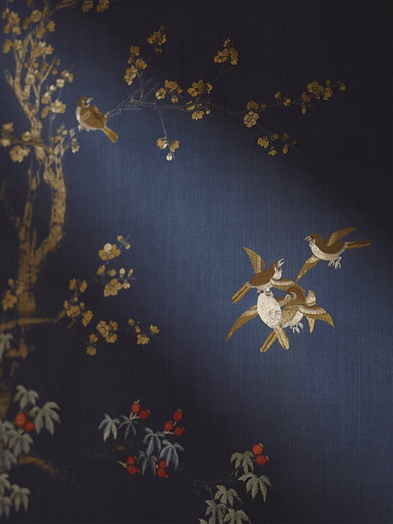 清同治〈藍色緞繡花鳥掛軸二件〉,218×58公分。圖為局部。