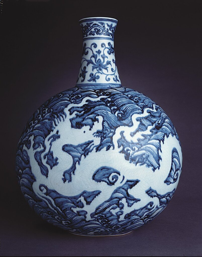 明永樂〈青花海浪刻白龍大扁壺〉，大維德基金會藏。©The Trustees of the British Museum。