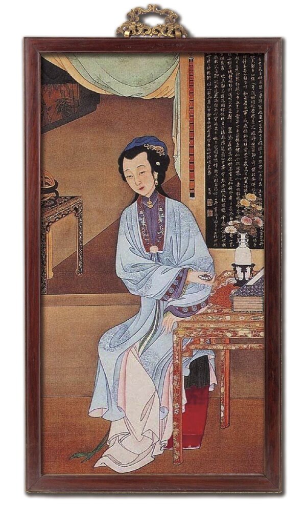 雍正〈十二美人圖．持表觀菊〉，背景牆面上懸掛著明代董其昌的詩句。經美術合成設計，原為畫軸。
