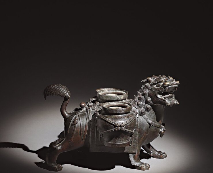 元代～明代14世紀〈銅獅形投壺〉，長42公分。