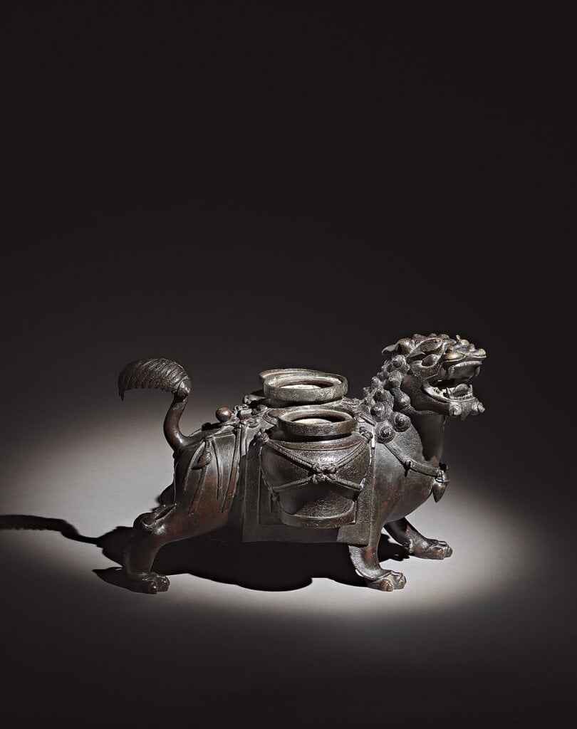 元代～明代14世紀〈銅獅形投壺〉，長42公分。