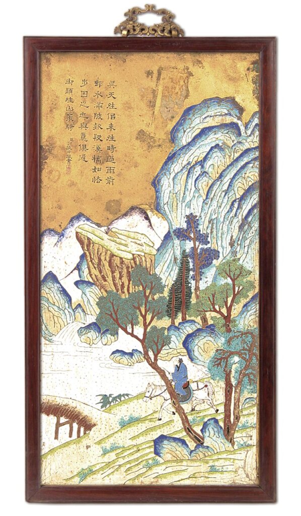 清乾隆〈紫檀邊掐絲琺瑯御題晴山策騎掛屏〉，長67.5公分，寬38.5公分。