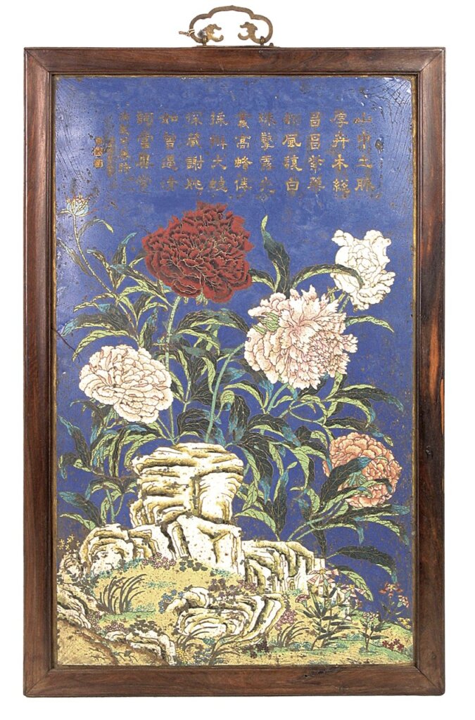 清乾隆〈花梨邊掐絲琺瑯御製牡丹芍藥詩掛屏〉兩件其中之一，全長87公分，全寬55公分，心長79公分，心寬48公分。