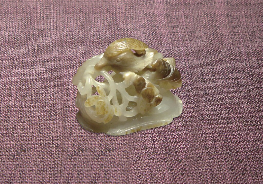上右圖8 〈白玉蓮荷鴛鴦鈕〉，益宣王夫婦墓益宣王棺內出土。