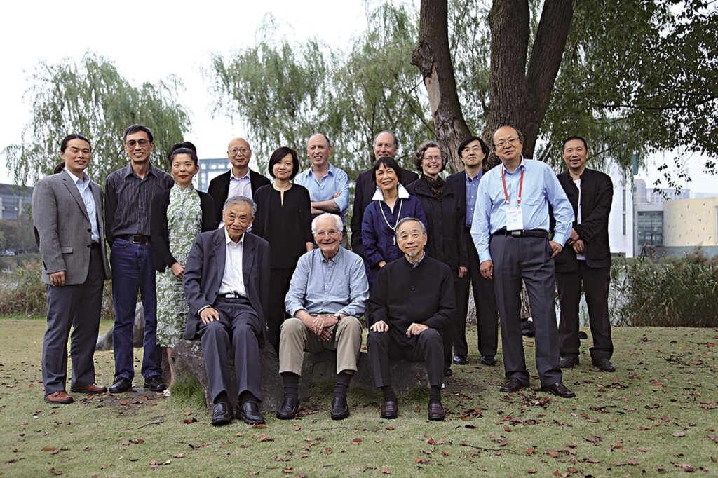 右起為：浙江大學藝術與考古博物館副館長樓可程、班宗華伉儷、《宋畫全集》總主編張曦、浙江省文物局前局長鮑賢倫。