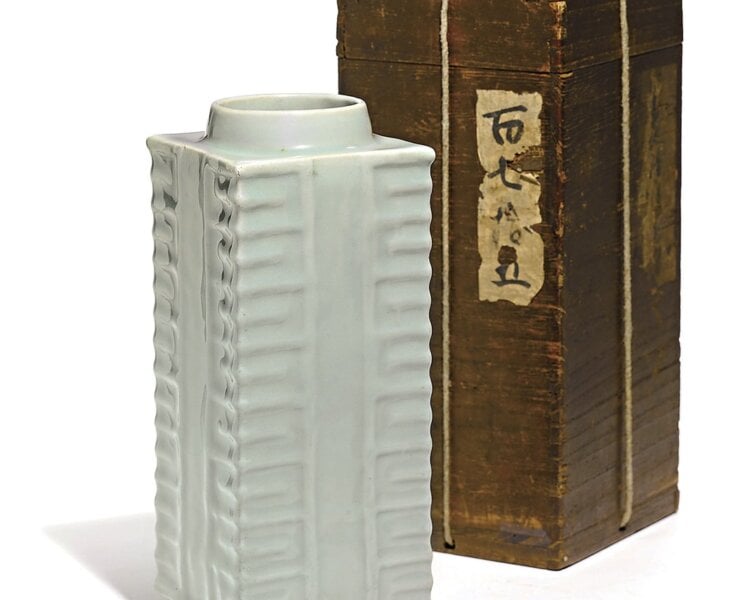 蘇富比編號23宋〈龍泉窯青釉琮式瓶〉，成交價24萬2500英鎊。