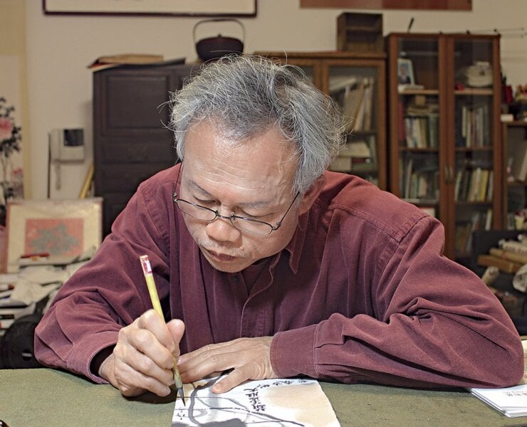 陳永模專職創作卅年，凝神作畫寫字。