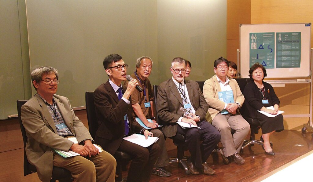 開幕合影。左起中國首都博物館副主任張健萍、世界宗教博物館執行長釋了意、北京市法海寺文物保管所副所長陶君。