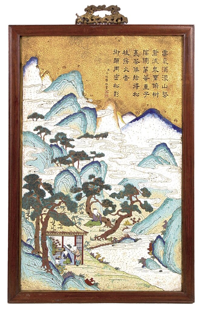 清乾隆〈紫檀邊掐絲琺瑯御題岡巒松影掛屏〉，全長73公分，寬47公分，心長67.7公分，心寬41公分。