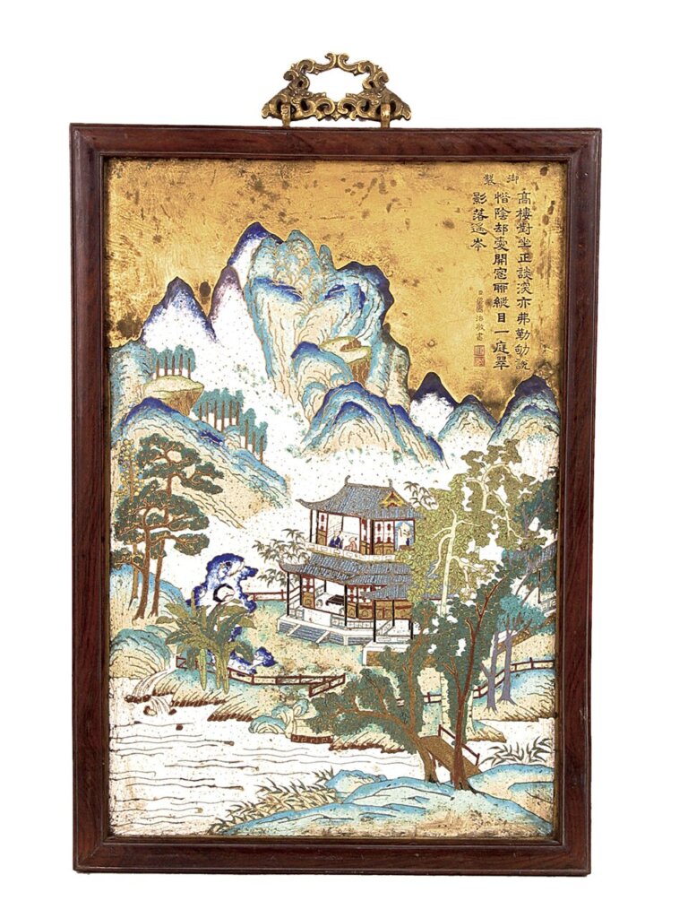 清乾隆〈掐絲琺瑯御製詩掛屏〉一對其中之一，均全長63.7公分，全寬44.8公分，心長58.8公分，心寬38.8公分。