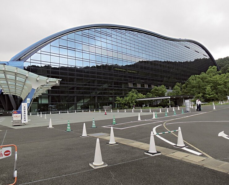 九州國立博物館於2005年成立，以「亞洲視角捕捉日本文化形成發展的過程」為主旨，建築主體外觀設計成波浪狀，裝設有大片玻璃帷幕。攝影／王怡文。