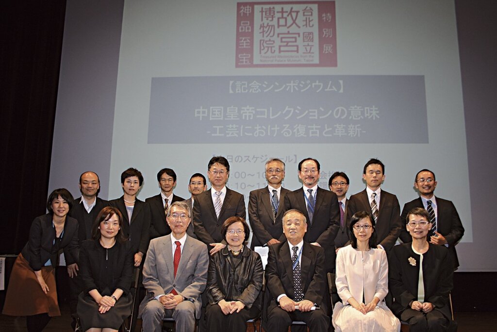 九州國立博物館於2005年成立，以「亞洲視角捕捉日本文化形成發展的過程」為主旨，建築主體外觀設計成波浪狀，裝設有大片玻璃帷幕。攝影／王怡文。