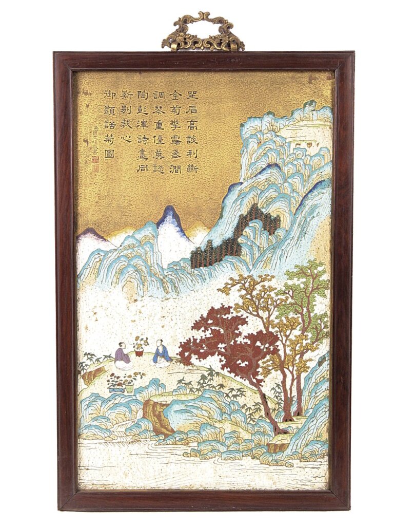 清乾隆〈紅木邊掐絲琺瑯御題話菊圖掛屏〉，全長71公分，全寬46公分，心長65公分，心寬40.2公分。