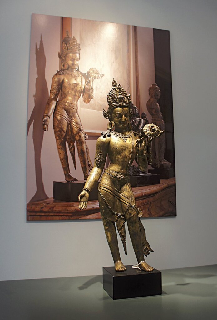 「錦瑟華年—安思遠私人珍藏」香港預展現場，13世紀尼泊爾〈鎏金銅觀音菩薩像〉。